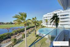 Apartamento en Motril - Mar de Astrid - Apartamento de lujo con vistas a la piscina y al campo de golf
